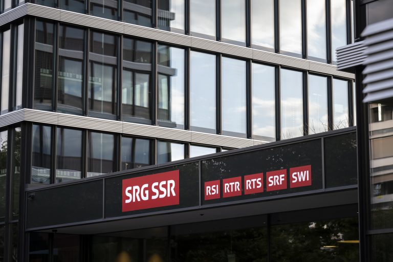 Der Eingang zum Hauptsitz der SRG SSR fotografiert mit den Logos von RSI, RTR, RTS, SRF und SWI, am Freitag, 20. September 2024 in Bern. (KEYSTONE/Anthony Anex)