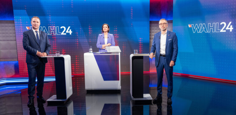 ABD0094_20240920 - WIEN - ÖSTERREICH: vlnr.: SPÖ-Chef Andreas Babler, ORF-Moderatorin Susanne Schnabl und FPÖ-Chef Herbert Kickl am Freitag, 20. September 2024, im Rahmen eines ORF TV-Duells zwischen Andreas Babler (SPÖ) und Herbert Kickl (FPÖ) in Wien anl. der bevorstehenden Nationalratswahl.. - FOTO: APA/GEORG HOCHMUTH