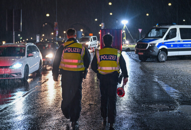 ARCHIV - 16.09.2024, Brandenburg, Frankfurt (Oder): Zwei Bundespolizisten gehen am deutsch-polnischen Grenzübergang Stadtbrücke in Frankfurt (Oder) entlang und überwachen den Einreiseverkehr nach Deutschland. (zu dpa: «Grenzkontrollen: Polizei entdeckt 2500 Packungen Feuerwerk») Foto: Patrick Pleul/dpa +++ dpa-Bildfunk +++ (KEYSTONE/DPA/Patrick Pleul)