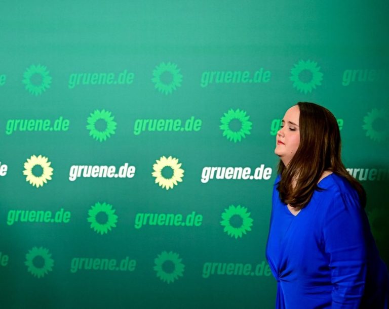 25.09.2024, Berlin: Grünen-Parteivorsitzenden Ricarda Lang (r) und Omid Nouripour kommen zu einer Pressekonferenz in der Bundesgeschäftsstelle Bündnis 90/Die Grünen. Die Grünen-Spitze zieht nach den Misserfolgen der Partei bei mehreren Wahlen personelle Konsequenzen. Foto: Fabian Sommer/dpa +++ dpa-Bildfunk +++ (KEYSTONE/DPA/Fabian Sommer)