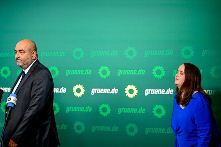 dpatopbilder - 25.09.2024, Berlin: Grünen-Parteivorsitzenden Ricarda Lang (r) und Omid Nouripour kommen zu einer Pressekonferenz in der Bundesgeschäftsstelle Bündnis 90/Die Grünen. Die Grünen-Spitze zieht nach den Misserfolgen der Partei bei mehreren Wahlen personelle Konsequenzen. Foto: Fabian Sommer/dpa +++ dpa-Bildfunk +++ (KEYSTONE/DPA/Fabian Sommer)