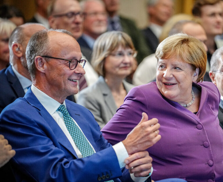 dpatopbilder - 25.09.2024, Berlin: Angela Merkel (CDU), Friedrich Merz (l), CDU-Bundesvorsitzender und Unionsfraktionsvorsitzender, und Joachim Sauer nehmen am Berliner Gespräch Spezial zum 70. Geburtstag der früheren Bundeskanzlerin teil. Foto: Kay Nietfeld/dpa +++ dpa-Bildfunk +++ (KEYSTONE/DPA/Kay Nietfeld)