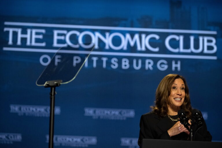 epa11625079 Democratic presidential candidate, US Vice President Kamala Harris gestures during a speech intended to outline her economic policies and philosophy at the Economic Club of Pittsburgh, in Pittsburgh, Pennsylvania, USA, 25 September 2024. EPA/DAVID MUSE