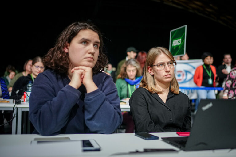 ARCHIV - 25.11.2023, Baden-Württemberg, Karlsruhe: Katharina Stolla (l) und Svenja Appuhn, die Vorsitzenden der Grüne Jugend, nehmen am Bundesparteitag von Bündnis 90/Die Grünen teil. (zu dpa: «Spitze der Grünen Jugend will Partei verlassen») Foto: Kay Nietfeld/dpa +++ dpa-Bildfunk +++ (KEYSTONE/DPA/Kay Nietfeld)