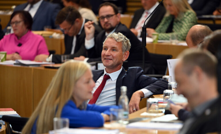 26.09.2024, Thüringen, Erfurt: Björn Höcke, Thüringer AfD-Fraktionschef, sitzt während der konstituierenden Sitzung lächelnd im Landtag. Am 1. September wurde in Thüringen ein neuer Landtag gewählt. Foto: Martin Schutt/dpa +++ dpa-Bildfunk +++ (KEYSTONE/DPA/Martin Schutt)