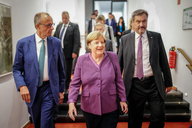 25.09.2024, Berlin: Angela Merkel (CDU) wird von Friedrich Merz (l), CDU-Bundesvorsitzender und Unionsfraktionsvorsitzender, und Markus Söder, CSU-Vorsitzender und Ministerpräsident von Bayern, zum Berliner Gespräch Spezial zum 70. Geburtstag der früheren Bundeskanzlerin empfangen. Foto: Kay Nietfeld/dpa +++ dpa-Bildfunk +++