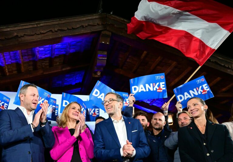 ABD0439_20240929 - ÖSTERREICH-WEIT - ÖSTERREICH-WEIT: (v.l.) Michael Schnedlitz, Dagmar Belakowitsch (FPÖ), Herbert Kickl (FPÖ) und Susanne Fürst (FPÖ)am Sonntag, 29. September 2024, anlässlich der FPÖ Wahlparty im Rahmen der Nationalratswahl in Wien. - FOTO: APA/ROLAND SCHLAGER