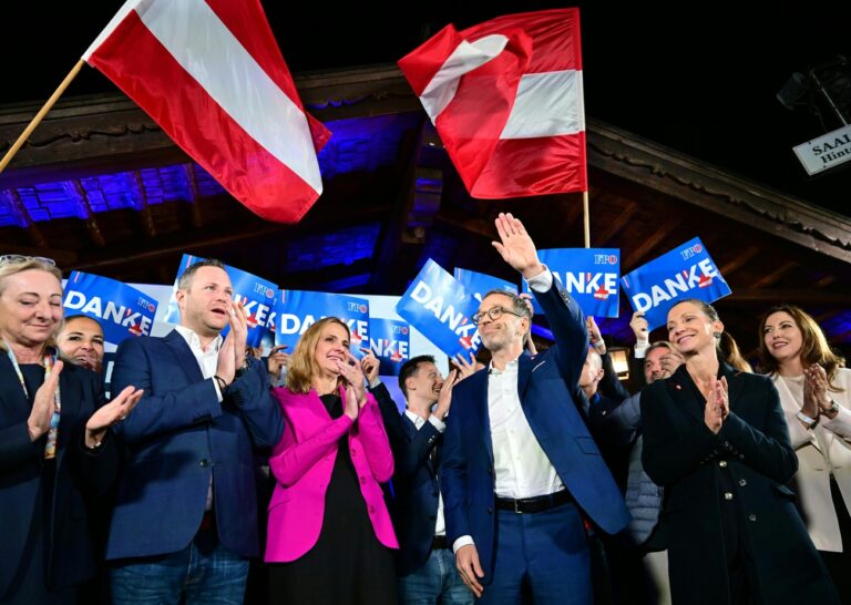 ABD0443_20240929 - ÖSTERREICH-WEIT - ÖSTERREICH-WEIT: (v.l.) Michael Schnedlitz, Dagmar Belakowitsch (FPÖ), Herbert Kickl (FPÖ) und Susanne Fürst (FPÖ)am Sonntag, 29. September 2024, anlässlich der FPÖ Wahlparty im Rahmen der Nationalratswahl in Wien. - FOTO: APA/ROLAND SCHLAGER