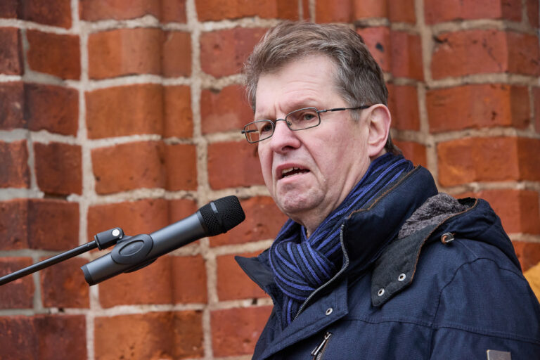 ARCHIV - 17.02.2024, Schleswig-Holstein, Bordesholm: Ralf Stegner (SPD), Bundestagsabgeordneter, spricht während einer Demonstration ·Demo gegen Rechts!·. (zu dpa: «Stegner: «Eine Alternative zum Krieg gibt es immer»») Foto: Georg Wendt/dpa +++ dpa-Bildfunk +++ (KEYSTONE/DPA/Georg Wendt)