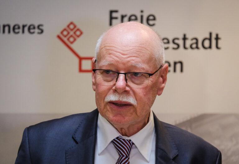 ARCHIV - 09.08.2024, Bremen: Bremens Innensenator Ulrich Mäurer (SPD) spricht bei einer Belobigung von sieben Lebensrettern. (zu dpa: «Bremen will Abschiebungen im Innenressort konzentrieren») Foto: Focke Strangmann/dpa +++ dpa-Bildfunk +++ (KEYSTONE/DPA/Focke Strangmann)