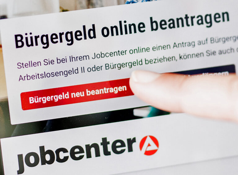 ARCHIV - 28.06.2023, Berlin: Eine Frau tippt auf einem Tablet auf einen Link zum Beantragen des Bürgergeldes im Kundenbereich im Jobcenter Berlin Mitte. (zu dpa: «Bürgergeld-Sanktionen sollen verschärft werden») Foto: Carsten Koall/dpa +++ dpa-Bildfunk +++ (KEYSTONE/DPA/Carsten Koall)