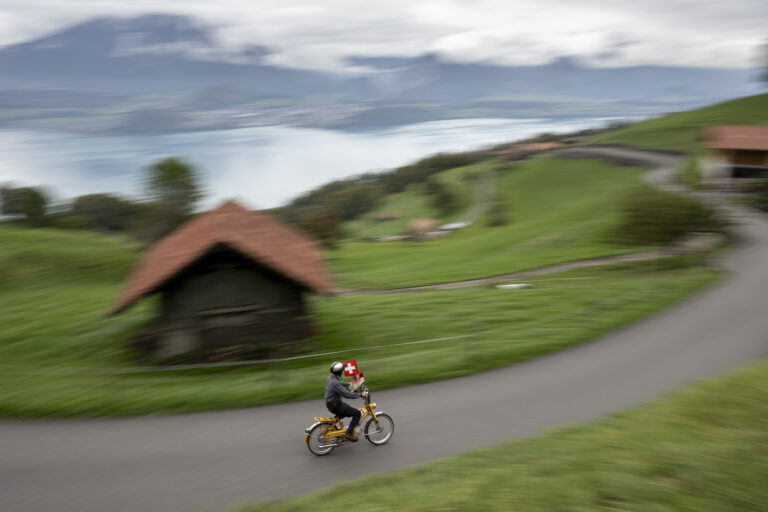 Participants with their mopeds take part in the Alpenbrevet 2024 between Interlaken and Sigriswil, Switzerland, this Saturday, October 5, 2024. 1400 mopeds took part in the start of this 14th edition over a distance of 145 km, 2565 Hm, through the Bernese Oberland. (KEYSTONE/Anthony Anex)