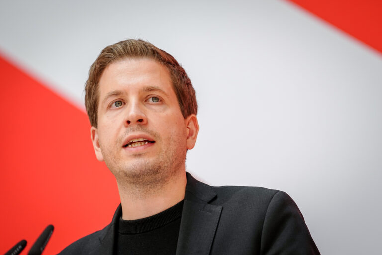 ARCHIV - 10.06.2024, Berlin: Kevin Kühnert, SPD-Generalsekretär, gibt nach der Sitzung des SPD-Präsidiums nach der Europawahl eine Pressekonferenz. (zu dpa: «SPD-Generalsekretär Kühnert tritt zurück») Foto: Kay Nietfeld/dpa +++ dpa-Bildfunk +++