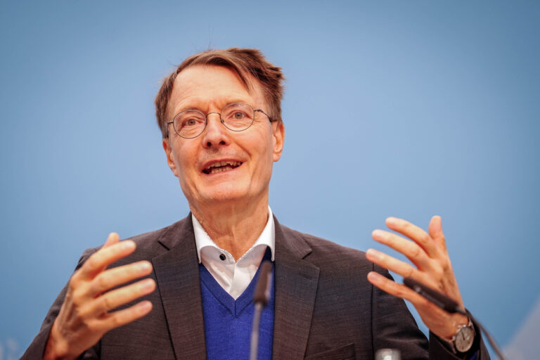 07.10.2024, Berlin: Karl Lauterbach (SPD), Bundesminister für Gesundheit, gibt ein Pressestatement zur Pflegeversicherung. Foto: Kay Nietfeld/dpa +++ dpa-Bildfunk +++ (KEYSTONE/DPA/Kay Nietfeld)