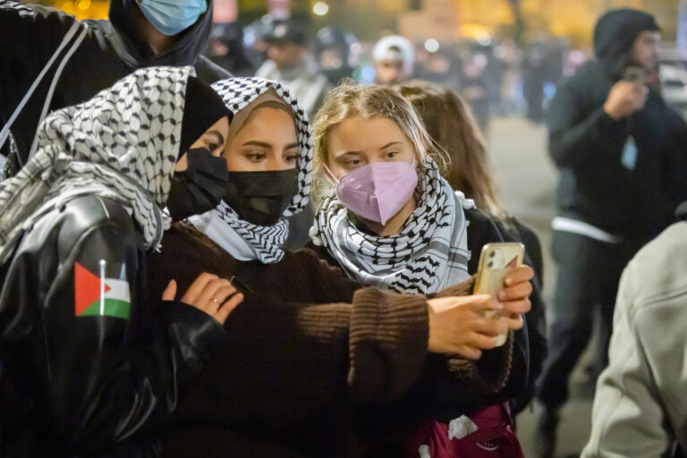 07.10.2024, Berlin: Greta Thunberg (r), schwedische Aktivistin, nimmt an einer propalästinensischen Kundgebung unter dem Motto «Solidarität mit Palästina» am Jahrestag des Hamas-Angriffs auf Israel am Südstern in Berlin-Kreuzberg teil. (zu dpa: «Greta Thunberg wirft Polizei Bedrohung von Aktivisten vor») Foto: Christoph Soeder/dpa +++ dpa-Bildfunk +++ (KEYSTONE/DPA/Christoph Soeder)