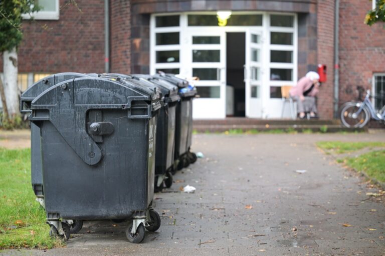 09.10.2024, Schleswig-Holstein, Kiel: Mülltonnen stehen vor der Gemeinschaftsunterkunft in Arkonastraße. Im Kieler Stadtteil Wik liegt eine Gemeinschaftsunterkunft für Flüchtlinge. Foto: Hannes P. Albert/dpa +++ dpa-Bildfunk +++ (KEYSTONE/DPA/Hannes P Albert)