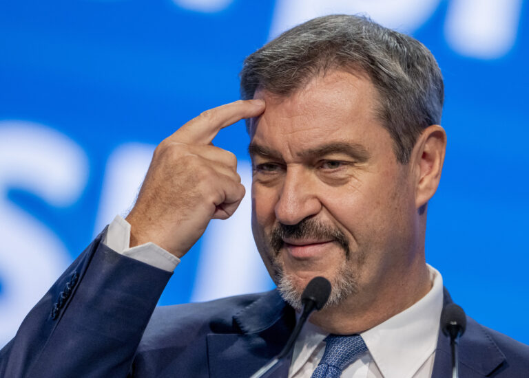 11.10.2024, Bayern, Augsburg: Markus Söder, Vorsitzender der CSU, gestikuliert bei seiner Rede auf dem Parteitag der CSU. Foto: Peter Kneffel/dpa +++ dpa-Bildfunk +++ (KEYSTONE/DPA/Peter Kneffel)