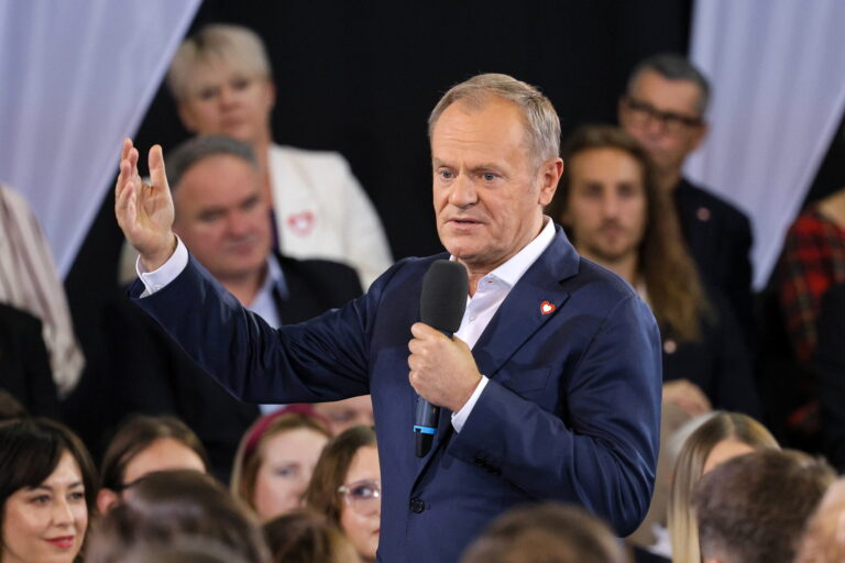 epa11655832 Polish Prime Minister Donald Tusk (C) speaks during the Civic Coalition convention at the OSIR Sports Hall in Warsaw, Poland, 12 October 2024. At the event, combined with the PO National Council, the Polish prime minister is expected to announce Poland's long-term migration strategy. EPA/Pawel Supernak POLAND OUT