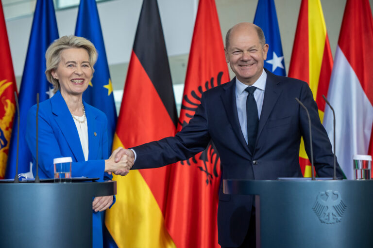 14.10.2024, Berlin: Ursula von der Leyen (l), Pr‰sidentin der EU-Kommission, und Bundeskanzler Olaf Scholz (SPD), geben sich bei der Pressekonferenz nach dem Westbalkan-Gipfel im Kanzleramt die Hand. Die Konferenz auf Ebene der Staats- und Regierungschefs findet im Rahmen des sogenannten Berlin-Prozesses statt. Das 2014 gegr¸ndete Format hat zum Ziel, die regionale Integration im und mit den Westbalkanstaaten zu vertiefen und um die Heranf¸hrung an die EU. Foto: Michael Kappeler/dpa +++ dpa-Bildfunk +++ (KEYSTONE/DPA/Michael Kappeler)