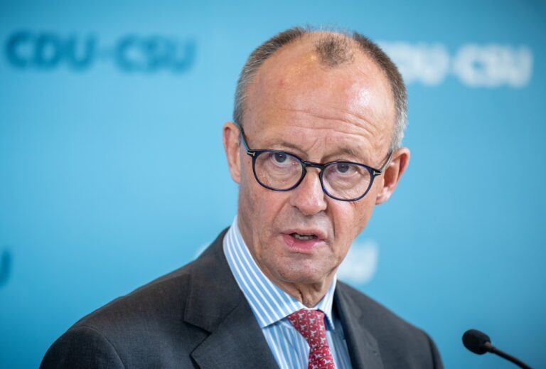 15.10.2024, Berlin: Friedrich Merz, Bundesvorsitzender der CDU sowie Vorsitzender der CDU/CSU-Bundestagsfraktion, spricht bei einem Pressestatement vor Beginn der Sitzung der CDU/CSU-Bundestagsfraktion. Foto: Michael Kappeler/dpa +++ dpa-Bildfunk +++ (KEYSTONE/DPA/Michael Kappeler)