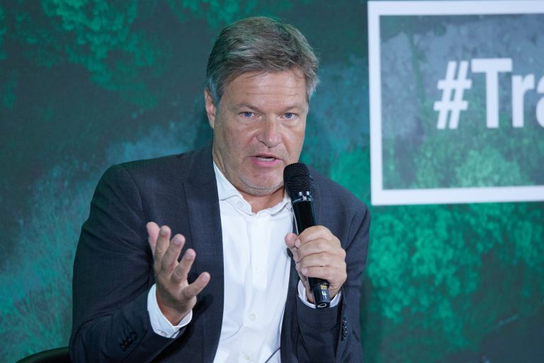 15.10.2024, Berlin: Robert Habeck (Bündnis 90/Die Grünen), Bundesminister für Wirtschaft und Klimaschutz, nimmt beim BDI-Klimakongress im Futurium an einem Panel teil. (zu dpa: «Trotz Kritik: Habeck sieht Sinn in 1.000-Euro-Jobprämie») Foto: Jörg Carstensen/dpa +++ dpa-Bildfunk +++ (KEYSTONE/DPA/Jörg Carstensen)