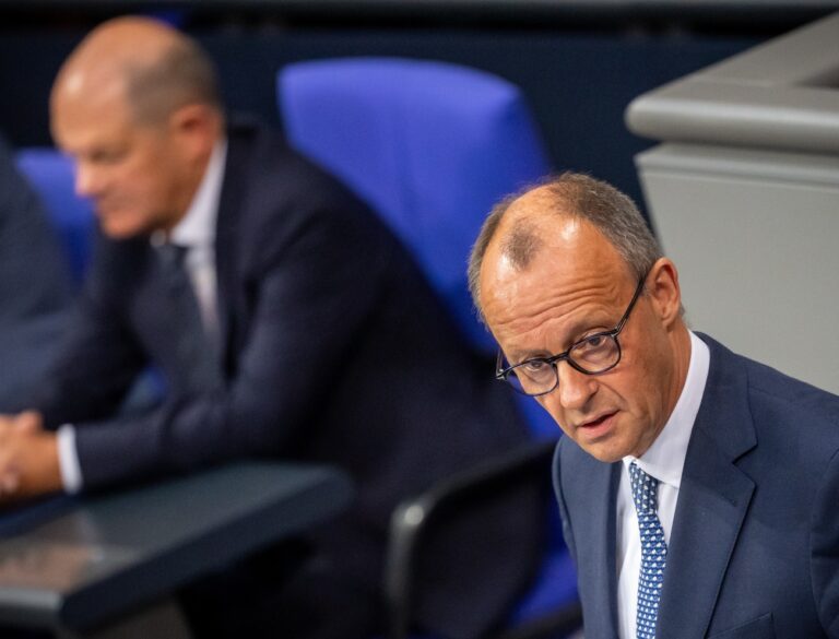 ARCHIV - 11.09.2024, Berlin: Friedrich Merz, CDU Bundesvorsitzender und CDU/CSU Fraktionsvorsitzender im Bundestag, spricht vor Bundeskanzler Olaf Scholz (SPD), in der Generaldebatte zum Bundeshaushalt 2025. (zu dpa: «Merz über Scholz: Vertrauensfrage droht man nur einmal an») Foto: Michael Kappeler/dpa +++ dpa-Bildfunk +++ (KEYSTONE/DPA/Michael Kappeler)