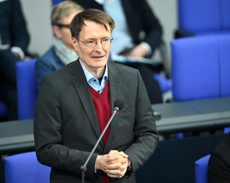 16.10.2024, Berlin: Karl Lauterbach (SPD), Bundesminister für Gesundheit, nimmt an der Befragung der Bundesregierung im Bundestag teil. Foto: Rabea Gruber/dpa +++ dpa-Bildfunk +++ (KEYSTONE/DPA/Rabea Gruber)