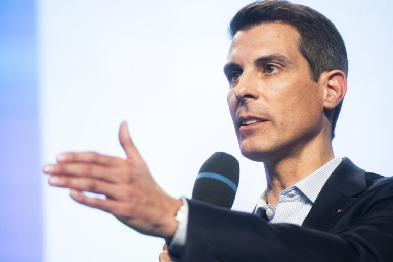 Thierry Burkart, Praesident der FDP Schweiz, waehrend der Delegiertenversammlung der FDP Schweiz, am Samstag, 19. Oktober 2024, im Centro Sportivo Nazionale in Tenero. (KEYSTONE/Ti-Press/Alessandro Crinari)