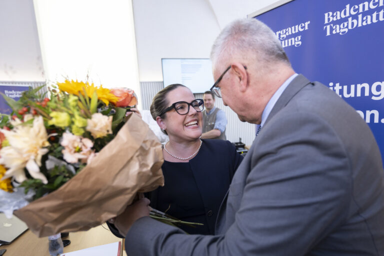 Martina Bircher, SVP, (links) und Andreas Glarner, SVP, freuen sich ueber die Wahl in den Aargauer Regierungsrat, fotografiert am Sonntag, 20. Oktober 2024 in Aarau. (KEYSTONE/Christian Beutler)