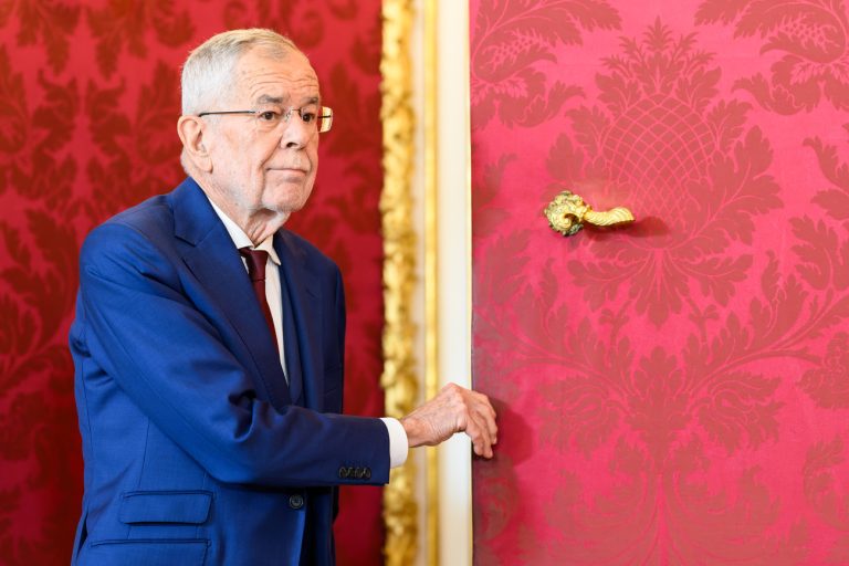 ABD0031_20241022 - WIEN - ÖSTERREICH: Bundespräsident Alexander Van der Bellen anlässlich einer Pressekonferenz zu den weiteren Schritten nach ersten Parteiengesprächen, am Dienstag, 22. Oktober 2024, in Wien. - FOTO: APA/MAX SLOVENCIK