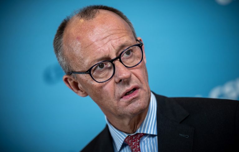 ARCHIV - 15.10.2024, Berlin: Friedrich Merz, Bundesvorsitzender der CDU sowie Vorsitzender der CDU/CSU-Bundestagsfraktion, spricht bei einem Pressestatement vor Beginn der Sitzung der CDU/CSU-Bundestagsfraktion. (zu dpa: «Merz: Ampel-Wirtschaftstreffen sind «Schauveranstaltungen»») Foto: Michael Kappeler/dpa +++ dpa-Bildfunk +++ (KEYSTONE/DPA/Michael Kappeler)