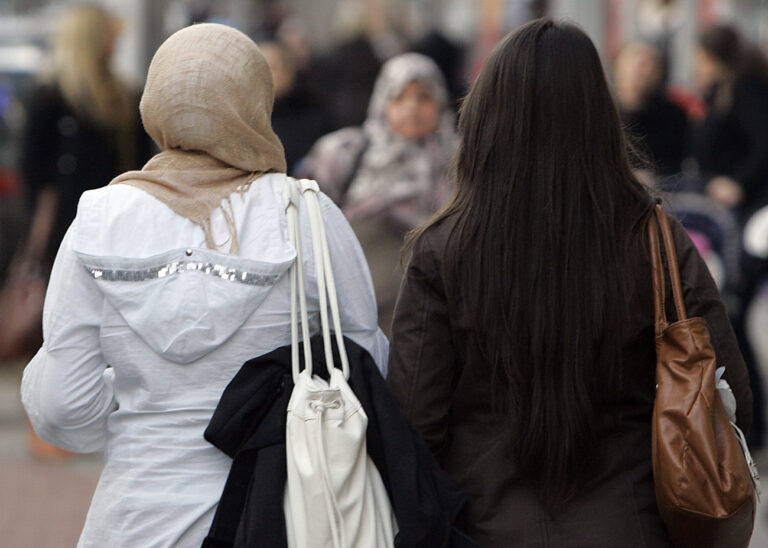 Zwei Frauen laufen am Montag 26. Januar 2009, durch Duisburg - Marxloh. Angesichts des schlechten Niveaus von Bildung und Integration der Tuerken in Deutschland hat Kanzlerin Angela Merkel vor voreiligen Schluessen gewarnt. Merkel reagierte damit auf eine am Montag, 26. Januar 2009, vorgestellte Studie des Berlin-Instituts, derzufolge Tuerken aufgrund mangelhafter Bildung von allen Migrantengruppen am schlechtesten in Deutschland integriert sind. (AP Photo/Frank Augstein) --- Two women walk through the Marxloh district of Duisburg, western Germany, on Monday, Jan. 26, 2009.(AP Photo/Frank Augstein)