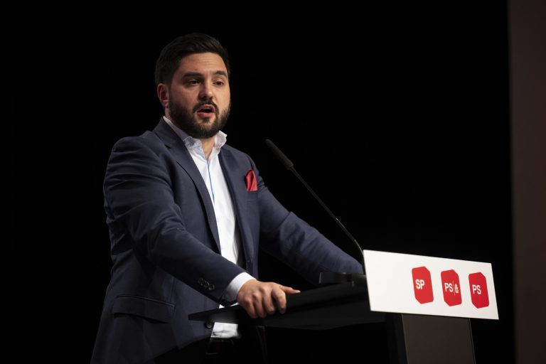 Co-Praesident Cedric Wermuth spricht zur Resolution zum Nahen Osten am Parteitag der SP Schweiz, am Sonntag, 27. Oktober 2024, in Davos. (KEYSTONE/Gian Ehrenzeller)