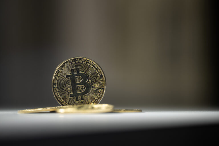 ILLUSTRATION - 28.02.2024, Berlin: Bitcoin-Münzen liegen auf einem Tisch. (zu dpa: «Bitcoin bewegt sich in Richtung Allzeithoch») Foto: Hannes P Albert/dpa +++ dpa-Bildfunk +++ (KEYSTONE/DPA/Hannes P Albert)