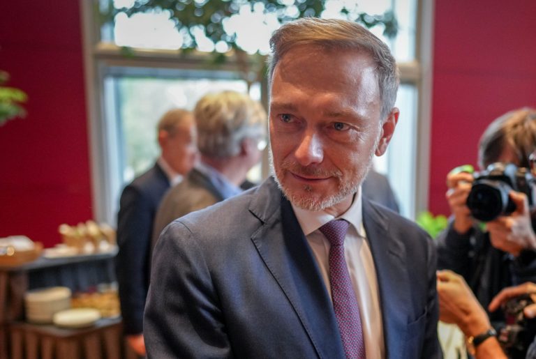 29.10.2024, Berlin: Christian Lindner (FDP), Bundesminister der Finanzen und FDP-Parteivorsitzender, kommt zum Treffen seiner Fraktion mit Wirtschaftsverbänden im Reichstagsgebäude auf der Plenarebene des Bundestags. Foto: Kay Nietfeld/dpa +++ dpa-Bildfunk +++ (KEYSTONE/DPA/Kay Nietfeld)