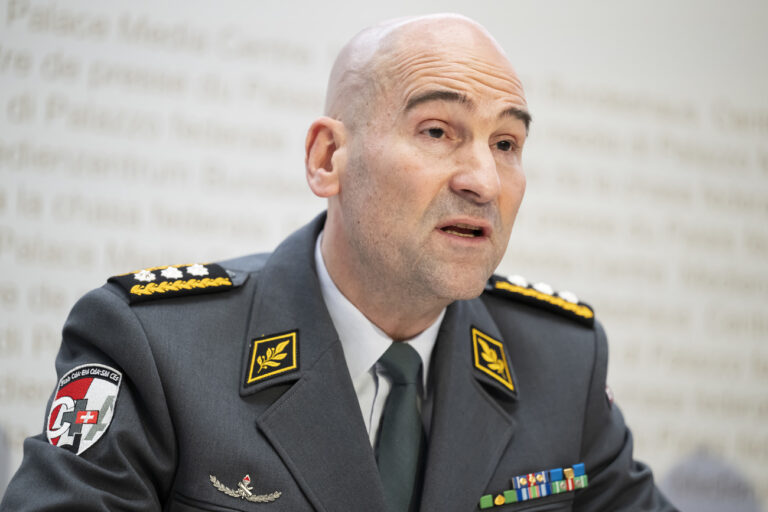 Korpskommandant Thomas Suessli, Chef der Armee, spricht waehrend einer Medienkonferenz zu den neuen Massnahmen nach der Studie 