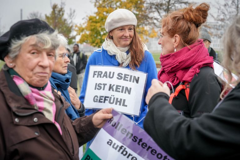 01.11.2024, Berlin: Teilnehmerinnen beteiligen sich mit Plakaten an der Protestaktion «Für Wissenschaft, Demokratie, Frauen und Kinder» · gegen das Selbstbestimmungsgesetz SBGG. Foto: Kay Nietfeld/dpa +++ dpa-Bildfunk +++ (KEYSTONE/DPA/Kay Nietfeld)