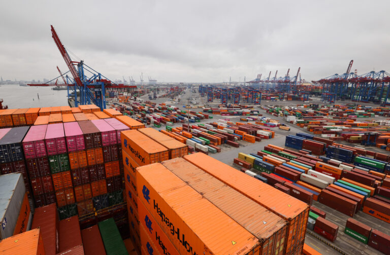 04.11.2024, Hamburg: Blick von der Brücke über das Ladedeck mit Containern des Hapag-Lloyd-Containerschiffs 