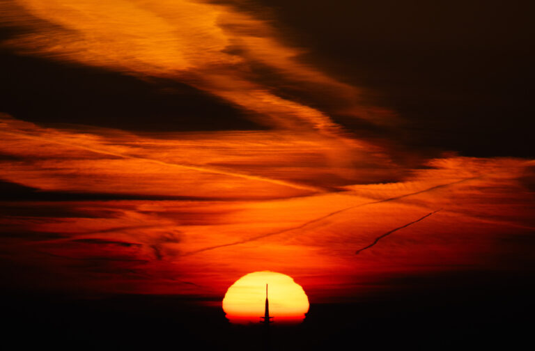 05.11.2024, Hessen, Kronberg: Die Sonne geht über dem Fernsehturm in Frankfurt auf. Foto: Boris Roessler/dpa +++ dpa-Bildfunk +++ (KEYSTONE/DPA/Boris Roessler)