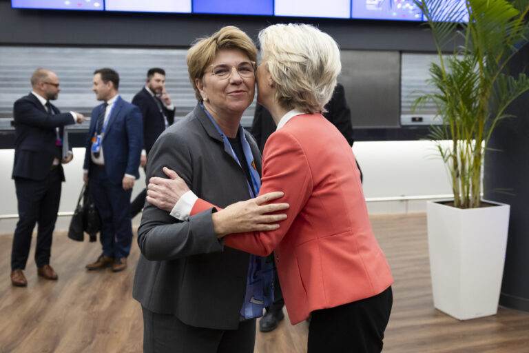 European Commission President Ursula von der Leyen, right, welcomes Swiss Federal President Viola Amherd, prior to a bilateral meeting at the European Political Community (EPC) Summit at the Puskas Arena in Budapest, Hungary, Thursday, November 7, 2024. (KEYSTONE/Peter Klaunzer)