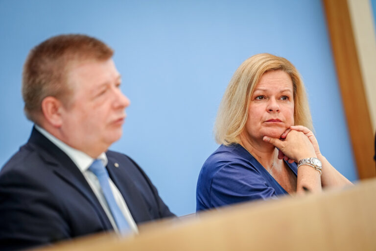 ARCHIV - 18.06.2024, Berlin: Nancy Faeser (SPD), Bundesministerin für Inneres und Heimat, und Thomas Haldenwang, Präsident des Bundesamtes für Verfassungsschutz (BfV), stellen bei einer Pressekonferenz den Verfassungsschutzbericht 2023 vor. (zu dpa: «Vorgezogene Wahl verzögert Neubewertung der AfD») Foto: Kay Nietfeld/dpa +++ dpa-Bildfunk +++ (KEYSTONE/DPA/Kay Nietfeld)