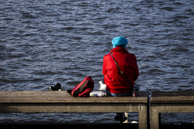 Eine Person sitzt auf einer Bank am Utoquai, am Zuerichsee, am Montag, 18. November 2024 in Zuerich. (KEYSTONE/Michael Buholzer)