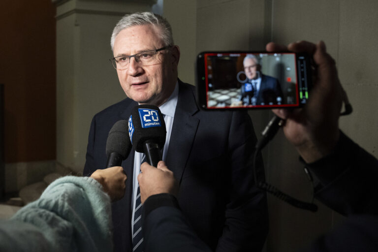 Nationalrat Andreas Glarner, SVP-AG, spricht mit Journalisten anlaesslich einer Anhoerung bei der Immunitaetskommission des Nationalrates, am Montag, 18. November 2024, in Bern. Glarner muss sich wegen eines angesetzten Tweets erklaeren. (KEYSTONE/Peter Schneider)