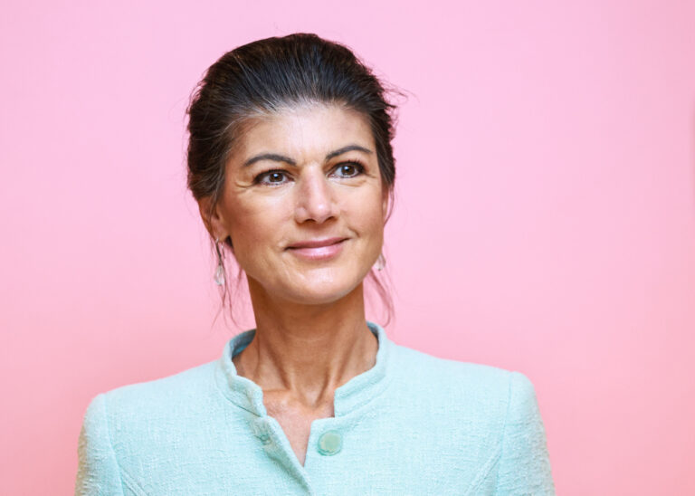 ARCHIV - 12.11.2024, Berlin: Sahra Wagenknecht, Bundesvorsitzende des BSW, steht vor einer Fotowand auf dem 18. Wirtschaftsgipfel der Süddeutschen Zeitung (SZ). (zu dpa: «Wagenknecht: Druck hat Koalitionspakt in Erfurt verbessert») Foto: Hannes P Albert/dpa +++ dpa-Bildfunk +++ (KEYSTONE/DPA/Hannes P Albert)