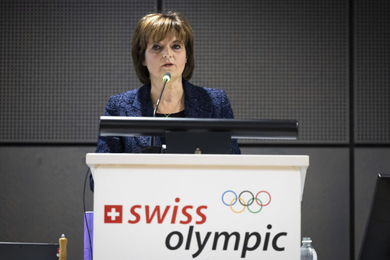 Die neu gewaehlte Swiss Olympic Praesidentin Ruth Metzler-Arnold spricht waehrend der 28. Versammlung des Schweizer Sportparlaments, am Freitag, 22. November 2024 im Haus des Sports in Ittigen. (KEYSTONE/Peter Klaunzer)