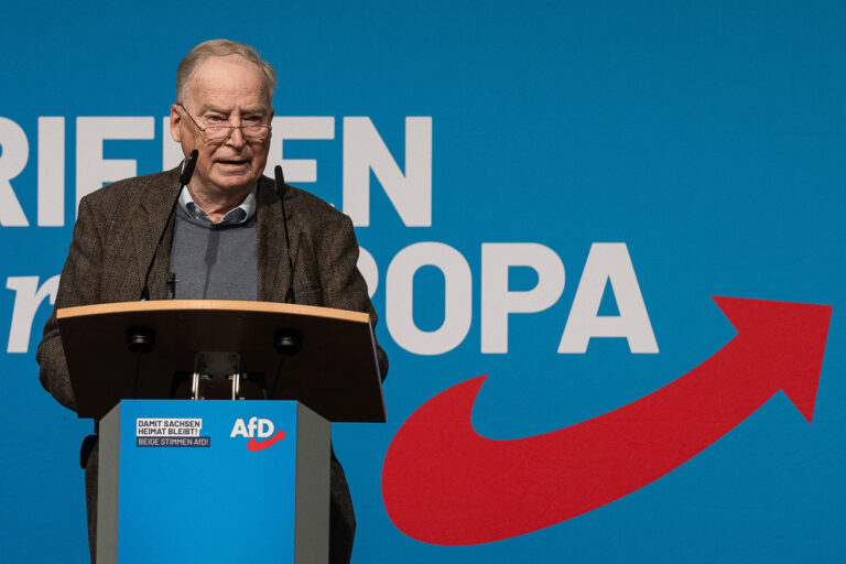 30.11.2024, Sachsen, Löbau: Alexander Gauland, Ehrenvorsitzender der AfD spricht auf der Bühne beim Landesparteitag der sächsischen AfD im Messe- und Veranstaltungspark Löbau. - recrop Foto: Paul Glaser/dpa +++ dpa-Bildfunk +++ (KEYSTONE/DPA/Paul Glaser)