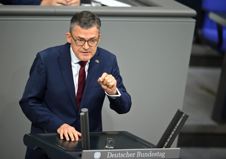 ARCHIV - 17.10.2024, Berlin: Roderich Kiesewetter (CDU) spricht in der Plenarsitzung im Deutschen Bundestag. Die Hauptthemen der 194. Sitzung der 20. Legislaturperiode sind eine Debatte über ein Jahr Nationale Sicherheitsstrategie, die Krankenhausreform, der Gleichwertigkeitsbericht 2024 und ein Gesetzentwurf zur Neuordnung des Wehrdisziplinarrechts. (zu dpa: «Kiesewetter: Kanzlerreise nach Kiew ist «verlogen»») Foto: Rabea Gruber/dpa +++ dpa-Bildfunk +++ (KEYSTONE/DPA/Rabea Gruber)