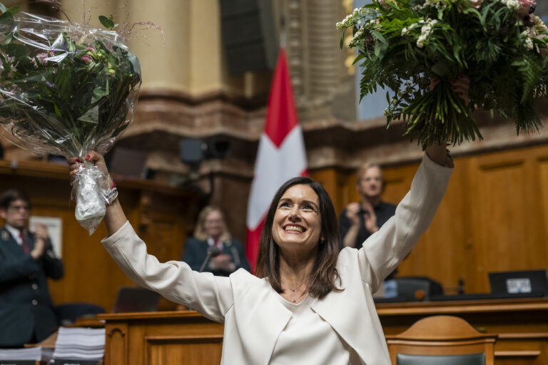 Die soeben gewaehlte Nationalratspraesidentin Maja Riniker, FDP-AG, freut sich mit Blumen ueber ihre Wahl, an der Wintersession der Eidgenoessischen Raete, am Montag, 2. Dezember 2024 im Nationalrat in Bern. (KEYSTONE/Alessandro della Valle)