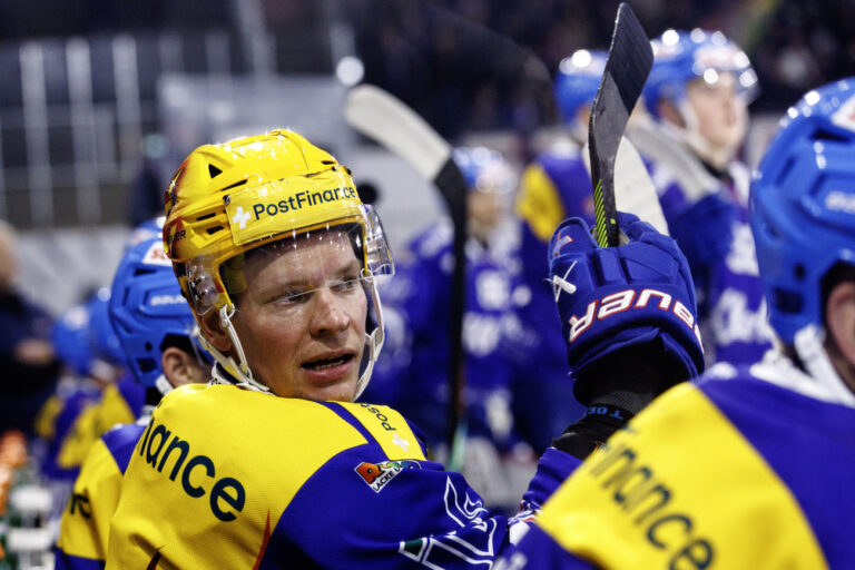 EHC Kloten PostFinance Top Scorer Miro Aaltonen waehrend dem Eishockey-Meisterschaftsspiel der National League zwischen den Teams EHC Kloten und Geneve-Servette HC am Freitag, 6. Dezember 2024, in Kloten. (PostFinance/KEYSTONE/Patrick B. Kraemer)