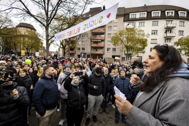 Nationalraetin Jacqueline Badran, SP-ZH, spricht vor Teilnehmenden waehrend einer Solidaritaetskundgebung mit den Mietenden der Sugus-Wohnbloecke nach einer Massenkuendigungen wegen Totalsanierung, am Sonntag, 8. Dezember 2024 in Zuerich. Ueber hundert Mietpaerteien mit rund 250 Bewohner sind von einer Leerkuendigung von drei Wohnbloecken auf dem Zuercher Roentgenareal betroffen. Sie sollen bis Ende Maerz 2025 aus ihren Wohungen ausziehen. (KEYSTONE/Michael Buholzer).